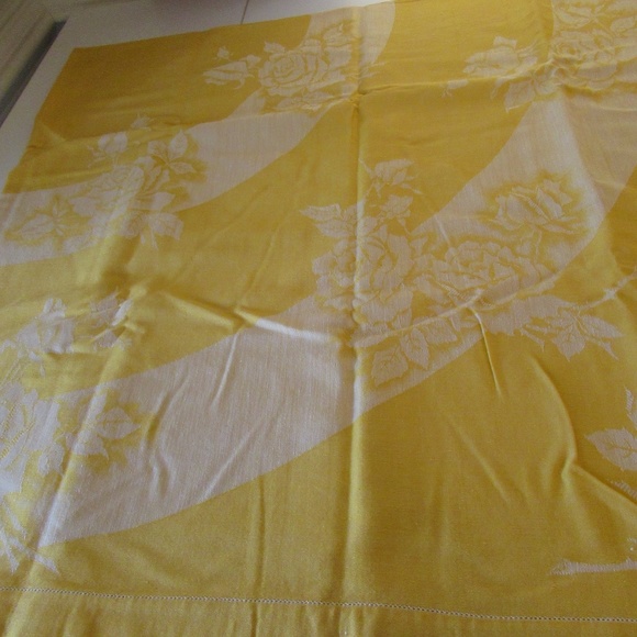 4 Gold & white Rose embossed cloth napkins and Tablecloth - Picture 10 of 15